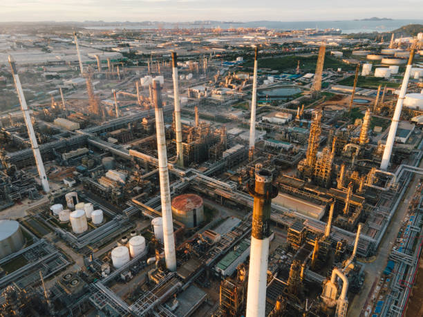 Sunset over Oil crude business factory and Gas Industrial business .Shot by drone , The equipment of oil refining,Close-up of industrial pipelines of an oil-refinery plant,Detail of oil pipeline with valves in large oil refinery. sunset sobre la fábrica de negocios de crudo de petróleo y el negocio industrial de gas. disparo por drones, el equipo de refinación de petróleo,primer plano de oleoductos industriales de una planta de refinería de petróleo,detalle de oleoducto con v