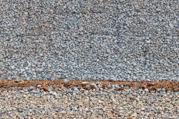 Grass paving enables the strengthening of surfaces and at the same time their grassing. Joints can also be filled with gravel, for example in a car parking. plastic mesh type of paving