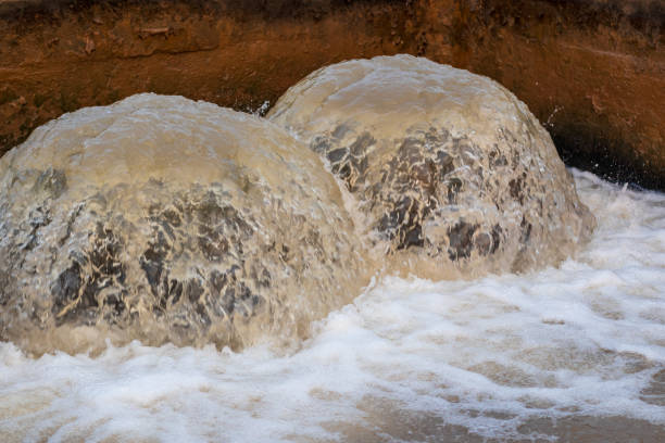 istock The water flowed and flooded the pipe severely. 1280698650