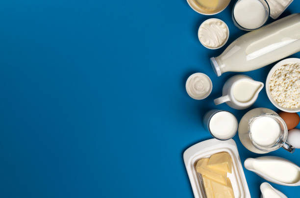 raccolta di prodotti lattiero-caseari su sfondo blu, vista dall'alto - dairy product foto e immagini stock