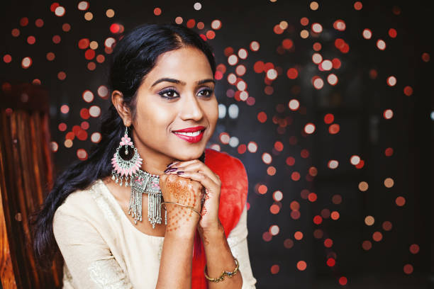 Hair Chauth portrait Young beautiful indian woman wearing jewelry and festive ethnic clothes sitting and waiting over bokeh background ganesh chaturthi photos stock pictures, royalty-free photos & images