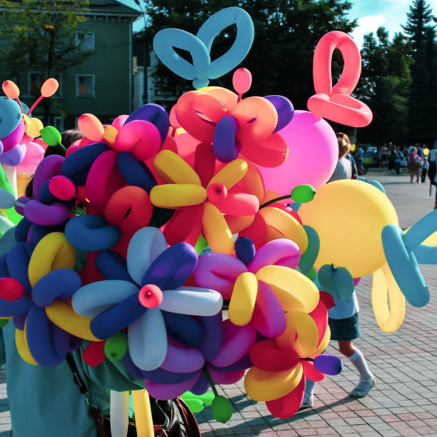 bunch de baloon multicolore à vendre, mise au point sélective douce - balloon twisted shape animal photos et images de collection