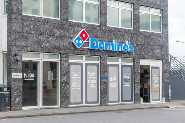 la pizza di facade domino. - dominos pizza foto e immagini stock