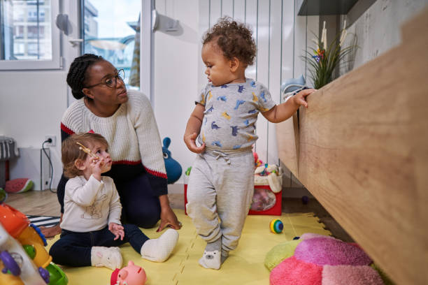 learning your kids from early age to socialize and make a friendship is so important - nanny imagens e fotografias de stock