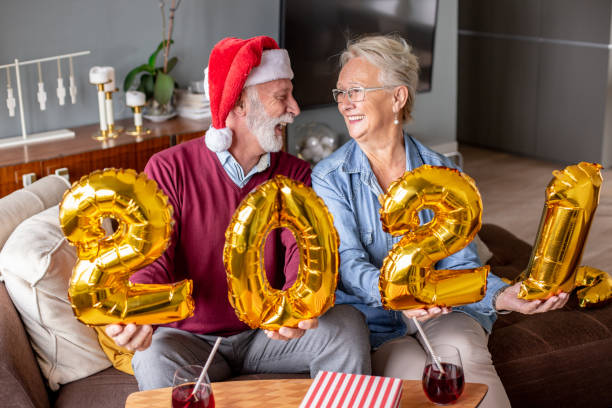 casal de idosos em casa celebrando o ano novo 2021 - new years day new years eve new year ethnic - fotografias e filmes do acervo