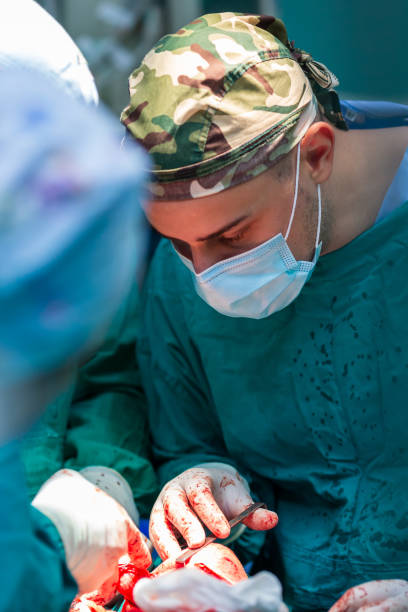 team di chirurghi operanti in ospedale - men male military beautiful foto e immagini stock