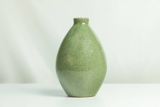 green ceramic vase isolated - two tone imagens e fotografias de stock