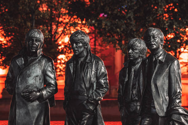 la famosa statua dei beatles sul lungomare di liverpool - paul mccartney foto e immagini stock