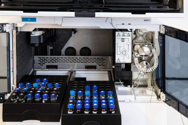 aplicación de vial de muestra de cromatografía líquida de alto rendimiento (hplc) para el análisis de algunos productos químicos. el investigador coloca las muestras del vial en el bastidor hplc para la autoinyección en el laboratorio de química - hplc fotografías e imágenes de stock