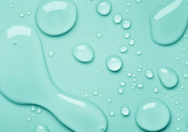 duidelijke transparante water aloë vera cosmetische toner roze aquamarijn turquoise blauw groene grijze gel tonic koeling lotion druppels - bel vloeistof fotos stockfoto's en -beelden