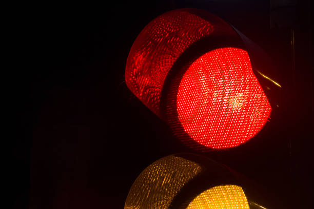 primo piano di un semaforo di notte in israele. semaforo rosso. - semaforo rosso foto e immagini stock