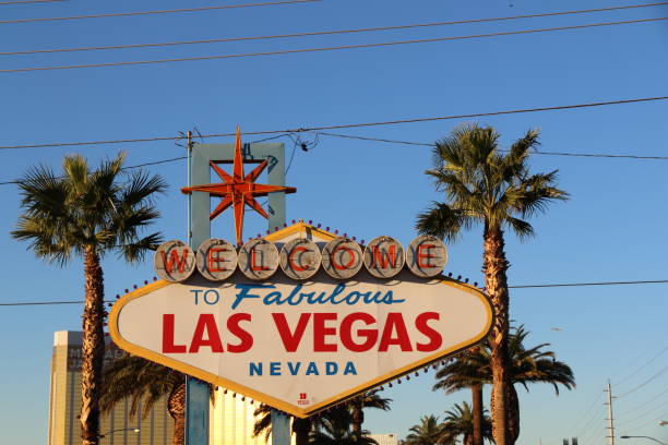 ラスベガス、ネバダ、アメリカで有名なラスベガスの看板。 - welcome to fabulous las vegas sign 写真 ストックフォトと画像