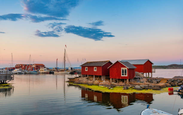 закат на острове книппла в гетеборге - fishing village idyllic red cottage стоковые фото и изображения