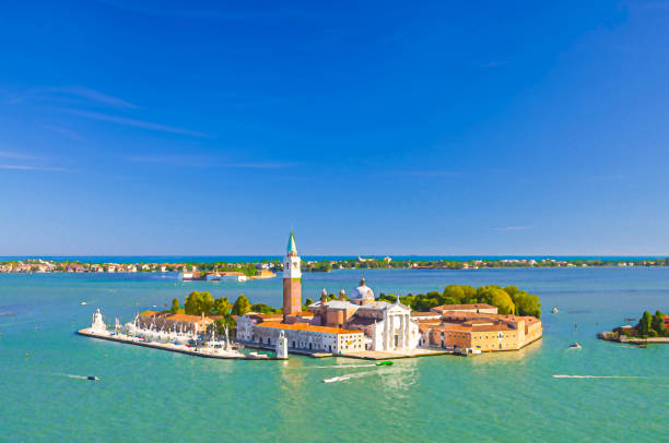 aquarell zeichnung von luft-panoramablick auf die insel san giorgio maggiore mit campanile san giorgio in der lagune von venedig, segelboote in giudecca kanal, lido insel, venedig stadt, venetien region - lido stock-fotos und bilder