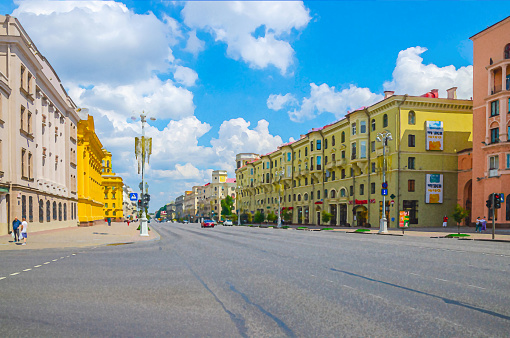 Dibujo de acuarela de Minsk: Avenida de la Independencia con el clasicismo socialista edificios estilo Stalin Imperio, pavimento de la acera y coches y autobuses de montar, nubes blancas cielo azul en el día soleado de verano photo
