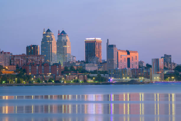 paysage urbain, soirée dnepropetrovsk - building exterior built structure pier water photos et images de collection