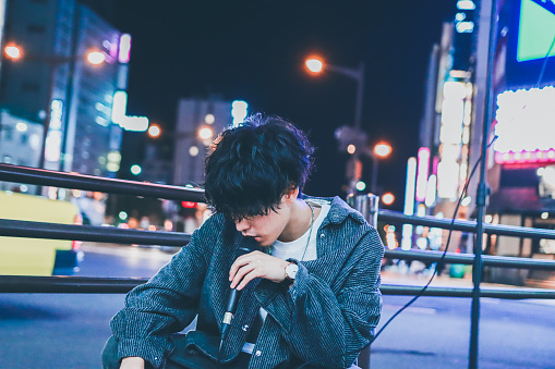 Retrato de Asian Street Musician actuando en la calle por la noche photo