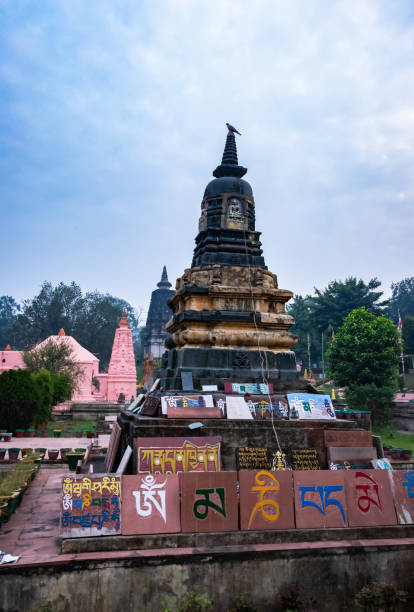 stupas bouddhistes isolés avec un ciel lumineux et une perspective unique - bodhgaya architecture image human age photos et images de collection