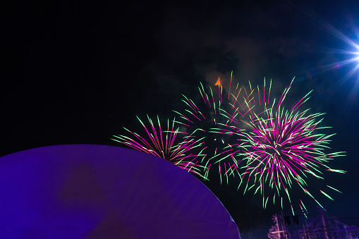 Los coloridos fuegos artificiales se iluminan hasta el cielo con el Festival de Navidad y Año Nuevo, Tailandia Hermosos fuegos artificiales para la celebración de Año Nuevo. 
