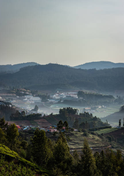 vista da cidade ooty de um topo colina no início da manhã ou amanhecer - tamil - fotografias e filmes do acervo