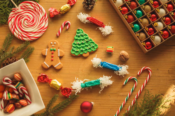nahaufnahme von bunten traditionellen keksen und süßigkeiten für eine warme weihnachtszeit - comfort food high angle view directly above close up stock-fotos und bilder
