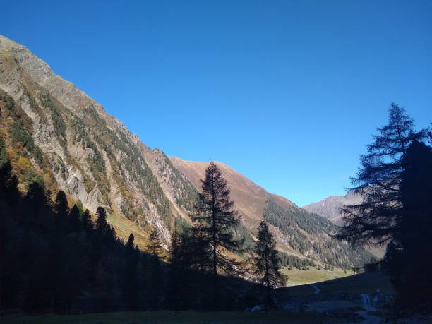 malownicza panorama gór jesienią - alpenglow autumn beauty in nature clear sky zdjęcia i obrazy z banku zdjęć