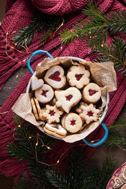 traditionelle linzer weihnachtsplätzchen gefüllt mit roter marmelade im blauen topf - cookie heart shape shortbread christmas stock-fotos und bilder