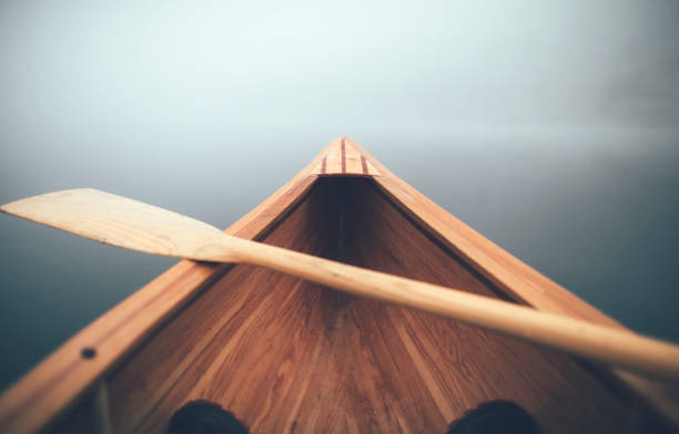 paseo en canoa de invierno - proa fotografías e imágenes de stock