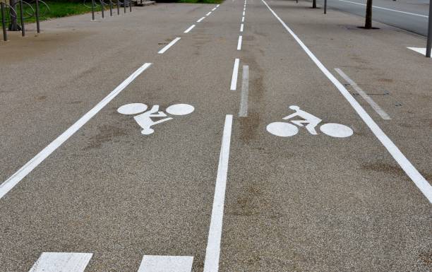 велосипедные дорожки или велосипедные дорожки в противоположных направлениях вдоль автомобильной дороги в городе белфорт во франции. - belfort стоковые фото и изображения