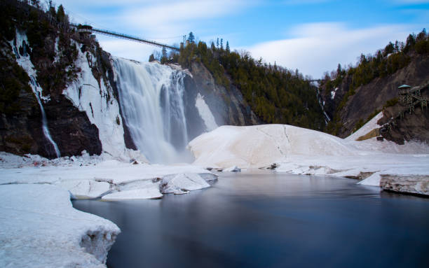 cascadas de cristal de montmorency congeladas durante el invierno en quebec - ice crystal winter nature ice fotografías e imágenes de stock