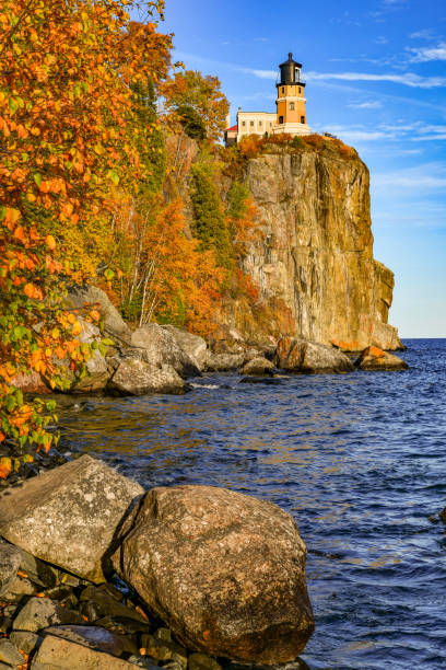 farol de split rock no outono - split rock lighthouse - fotografias e filmes do acervo