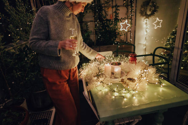 het maken van mijn kerst middelpunt - pronkstuk stockfoto's en -beelden