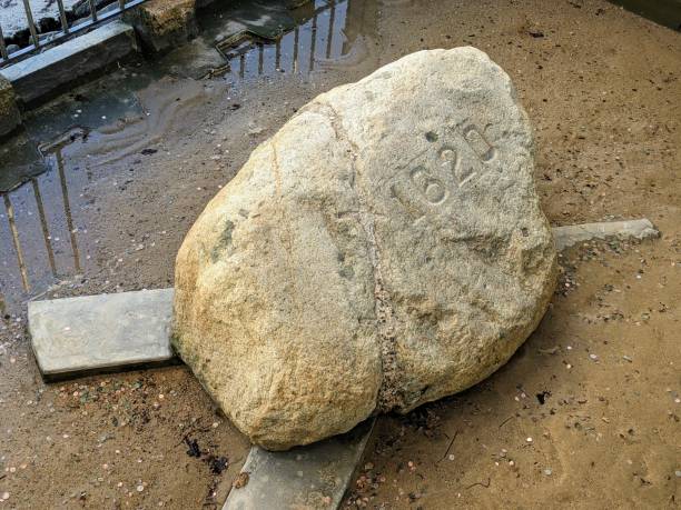 plymouth rock w czasie odpływu 1620 - plymouth rock zdjęcia i obrazy z banku zdjęć