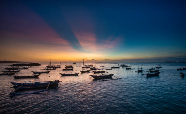 pôr do sol na baía de jimbaran em bali com barcos de pesca - indonesia bali fishing boat indian ocean - fotografias e filmes do acervo