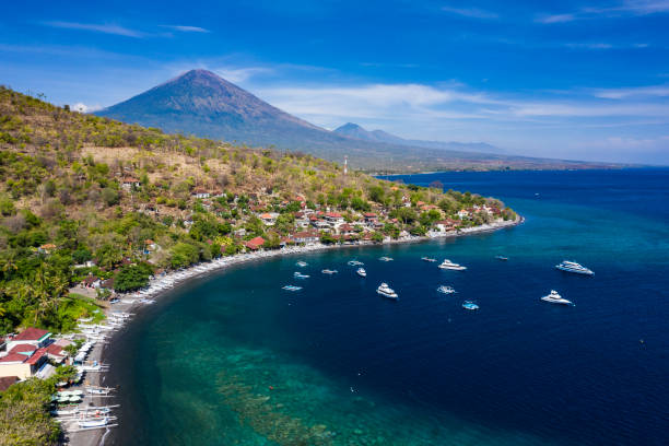 vista aérea de drones da vila de amed em bali indonésia - indonesia bali fishing boat indian ocean - fotografias e filmes do acervo