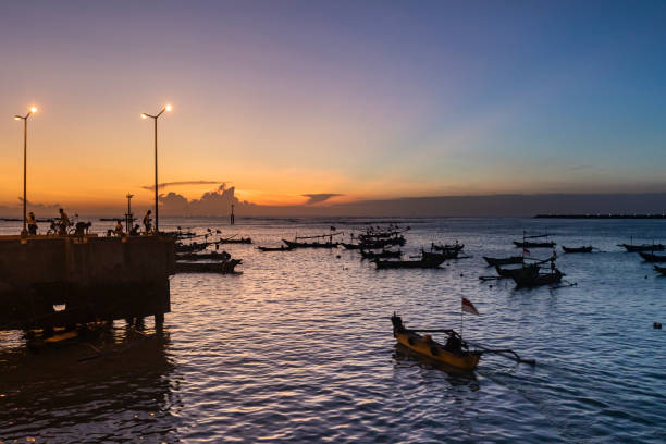 pescador saindo na baía de jimbaran em bali indonésia - indonesia bali fishing boat indian ocean - fotografias e filmes do acervo