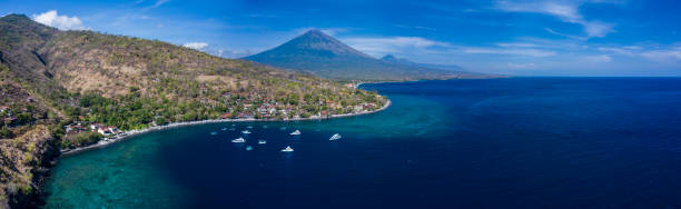 vista aérea de drone panorâmico da vila de amed em bali indonésia - indonesia bali fishing boat indian ocean - fotografias e filmes do acervo