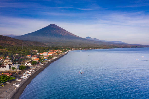 vista aérea da vila de amed em bali com barcos de pesca - indonesia bali fishing boat indian ocean - fotografias e filmes do acervo