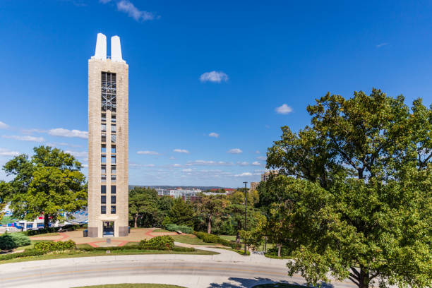 campanile commemorativo della seconda guerra mondiale, eretto nel 1950, nel campus dell'università del kansas - university of kansas foto e immagini stock