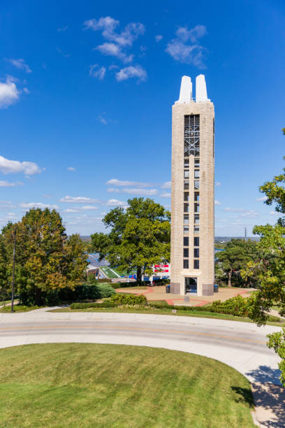 gedenkstätte campanile aus dem zweiten weltkrieg, errichtet 1950, auf dem campus der university of kansas - university of kansas stock-fotos und bilder