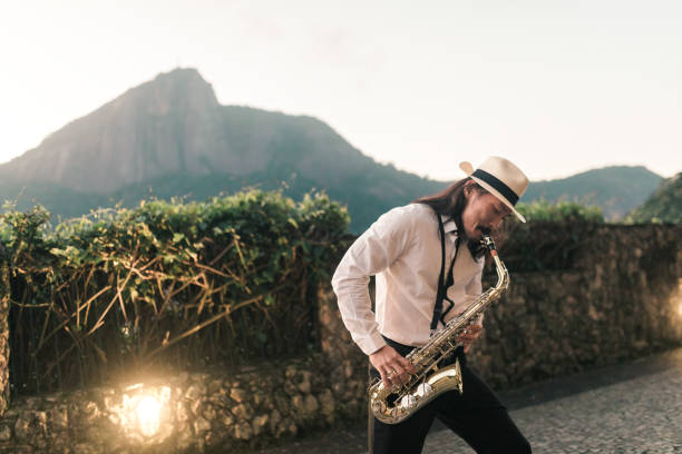 saxphone-spieler in rio de janeiro - saxophonist stock-fotos und bilder