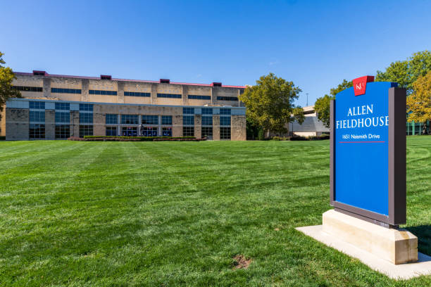 ku 농구의 본거지인 캔자스 대학교 캠퍼스에 있는 역사적인 앨런 필드 하우스 - university of kansas 뉴스 사진 이미지