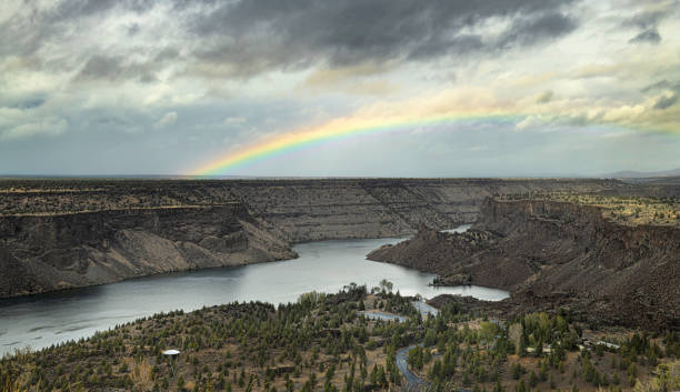 réservoir du lac billy chinook, oregon - crooked river photos et images de collection