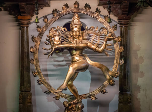 nataraj dace postura del dio indù shiva - shiva hindu god statue dancing foto e immagini stock