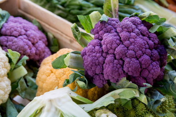 kolorowe fioletowe i żółte kalafiory na rynku sartene ,korsyka, francja - purple cauliflower zdjęcia i obrazy z banku zdjęć