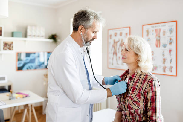 il met le cœur dans l’industrie de la santé - cardiologue photos et images de collection