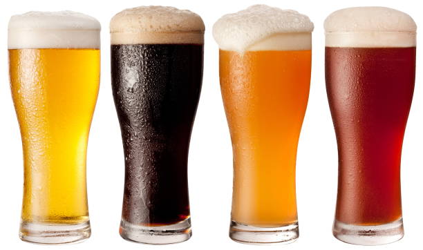 cuatro vasos con diferentes cervezas - cerveza lager fotografías e imágenes de stock
