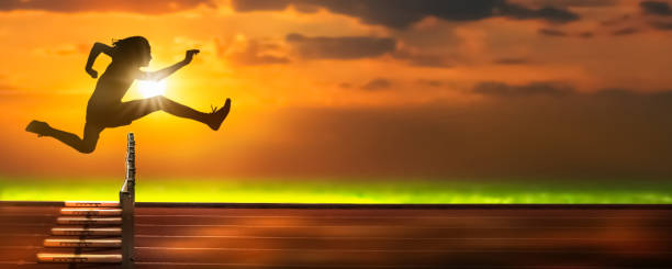 silhouette von hürdenläufer in der abendsonne, schöne verschwommene natur hintergrund, symbolisch leistungsstarke action-konzept mit kopierraum - hürdenlauf laufdisziplin stock-fotos und bilder