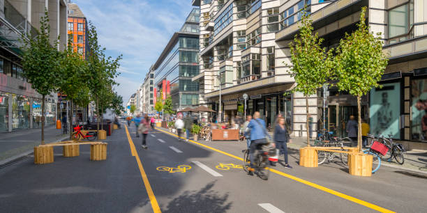 lutter contre le changement climatique avec une ville pop-up bike lane pour un avenir neutre en carbone - berlin germany urban road panoramic germany photos et images de collection