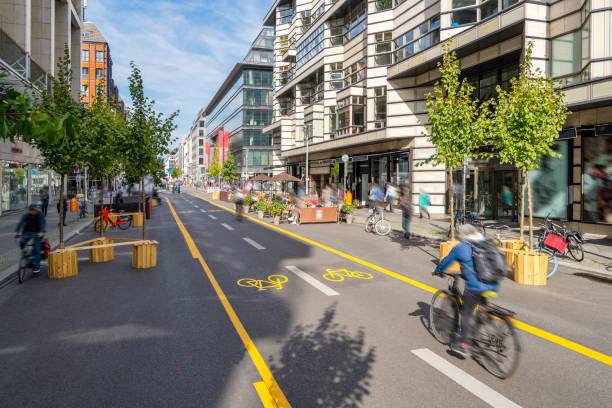 カーボンニュートラルな未来のための都市ポップアップバイクレーンで気候変動と戦う - boulevard ストックフォトと画像